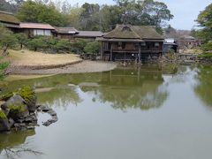 玄宮園の池―魚躍沼(ぎょやくしょう)―と臨池閣．