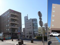JRと秩父鉄道の踏切を越えて駅の反対側へ。
本日の宿はサンルート熊谷駅前。裏手に駐車場。宿泊者は1泊800円。
