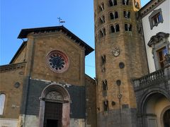 先ほど要塞のように見えたのは教会の鐘楼だったんですね。
素朴なロマネスク様式の教会より鐘楼の方が目立ってるような。

Chiesa di Sant'Andrea