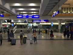 香港国際空港到着
前回使ったオクトパスカードにチャージすべく
コンビニでまずいサンドイッチを買い
100HKDチャージし、バス乗り場へ