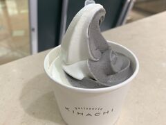 羽田空港でキハチのソフトクリームを食べました。
黒ごまバニラソフトおいしー！

最後まで食べっぱなしの二日間でした。
明日からまたジム行こう。