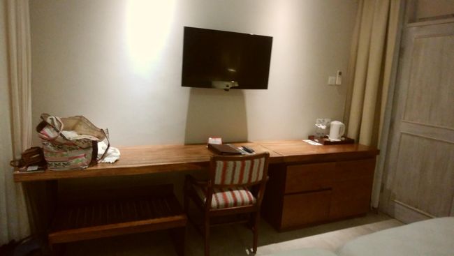 ベッドの正面のデスク<br />後に荷物置き場と化します<br /><br />右側の引き出しにコーヒーや紅茶が入っています<br />ミネラルウォーター２本（瓶）毎日補充してくれます<br />左側にトランク置きの台が<br />テレビが壁にかかっているのでベットで<br />寝転がって見るのに丁度良かったです<br />アニメやバラエティーやら言葉がわからなくても楽しめました<br /><br />右の白い扉からバルコニーに出られます