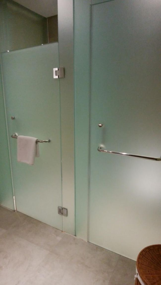 左がシャワー<br />右がトイレ<br />ベットとは厚めのカーテンで仕切られてるだけなので<br />わたしら母娘は気にしませんが<br />初旅行のカップルさんなどは<br />上のカテゴリーを選ばれたほうがよろしいかと<br /><br />トイレにはお尻洗いのシャワーが横についてます<br />1度試してみたくて使ったら<br />見事に床を水浸しにしました<br />バリにきてまでトイレの床拭いてるわたしって・・・<br /><br />以後持参した携帯ウォシュレットを使用しました<br />