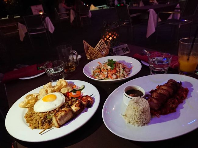 成田でご飯食べただけだから<br />お腹ペッコペコ<br />ホテルのル・ピラートというレストランで夕飯です<br />ホテルの眼の前の砂浜に面してテーブルと椅子がおいてあり<br />雰囲気がとっても良いです<br />風が気持ちいい～<br /><br />私はナシゴレン<br />娘はチキンのなんたら巻<br />とサラダ<br />このナシゴレン旅行中食べた中でダントツ１番でした<br /><br />