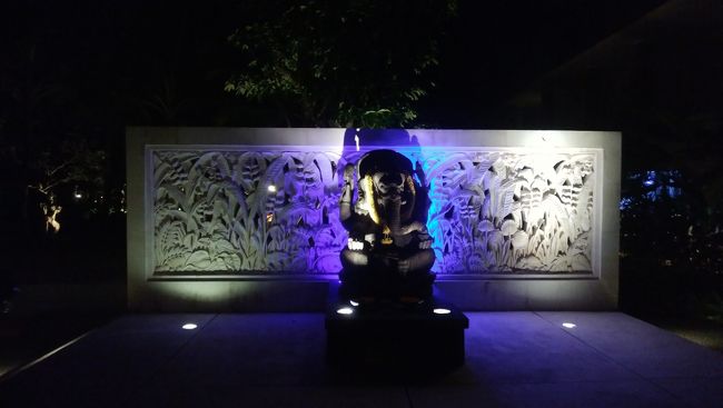 いろんな石像がライトアップされています<br /><br />明日の早朝のラフティングに備えておやすみなさい