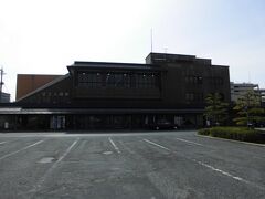 近江八幡（おうみはちまん）駅



該駅は、明治２２年（１８８９年）７月１日開業である。
八幡中心地とは約２．０ｋｍ離れた地に設置された。
近江八幡市史記述には、汽車の煙害被害を理由に鉄道通過忌避としているが、事実は線路設定は飽く迄直線たるを以って、当時の鐵道寮が八幡町至近地通過を考慮した形跡は見当たらず、云わば後世の村伝説に過ぎずと解する。
該駅は、開業当初は八幡（はちまん）と称したが、他方、九州に内務省八幡製鐡所に隣接して八幡（やはた）が存在する事から、駅名重複に依る混乱忌避の為に、大正８年（１９１９年）３月１１日附で旧国名を冠し、現駅名たる近江八幡に改称された。
大正２年（１９１３年）１２月２９日には湖南鐵道（現 に近江鉄道）新八幡-八日市口間開通に依り連絡貨物運輸を開始した。
現駅本屋は、昭和５６年（１９８１年）８月現駅本屋改築時に橋上化された。
http://www.jr-odekake.net/eki/premises.php?id=0610106