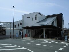 篠原（しのはら）駅



該駅は、大正１０年（１９２１年）４月２０日開業である。
然し、該駅前身は、大正７年（１９１８年）６月１日附で設置された篠原信号場が嚆矢である。
該信号所開設当時、我が国は第１次世界大戦（大正３年（１９１４年）８月２３日～大正７年（１９１８年）１１月１１日）に於いて聨合國側として参戦したが、欧州向戦時物資輸送が盛んな時期で、該列車本数増加に依り、当時使用の保安装置たる双信閉塞を２分割させる為に設置された。
他方、該信号所設置地たる蒲生郡桐生村は、該信号所を駅昇格させる事で、該村民の利益と考えるのは自然の理であり、該村は、内閣鐵道院神戸鐵道管理局に対し、数次に亘り該信号所駅昇格に関する請願を行った結果、停車場化必要用地を全部無償献納を条件に駅昇格を認むるとの回答に、該村側が該条件を受諾し事から、駅昇格が決定した。
該駅周辺は一面田園地帯で、駅勢人口が希薄故に、該駅貨物取扱量は、米出荷、農薬類受荷状態に変化は無く、貨車取扱量が１日２両以下では該駅貨物取扱廃止論が浮上しても当然であり、昭和３７年（１９６２年）２月１日附で、該駅貨物取扱は廃止された。
該駅本屋は老朽化が深刻な状態で、平成２０年（２００８年）を目途に建替が決定していたが、折しも、該県公共事業見直しをスローガンに県知事選挙で当選した 第５１～５２代県知事 嘉田由紀子（かだ ゆきこ）（昭和２５年（１９５０年）５月１８日～　　　）（平成１８年（２００６年）７月２０日～平成２６年（２０１４年）７月１９日在任）に依り中止と決定した。
結局、該駅改築は、平成２６年（２０１４年）着工、翌平成２７年（２０１５年）９月１９日附で第２代駅本屋が竣工し同時に橋上駅舎化され平成２８年（２０１６年）には南口が開設された。
http://www.jr-odekake.net/eki/premises.php?id=0610107