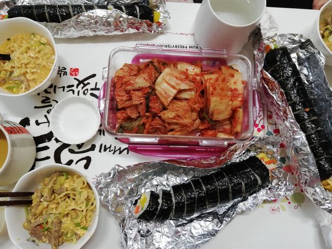 オモニお手製のキムパとキムチとインスタント麺で朝ごはん。