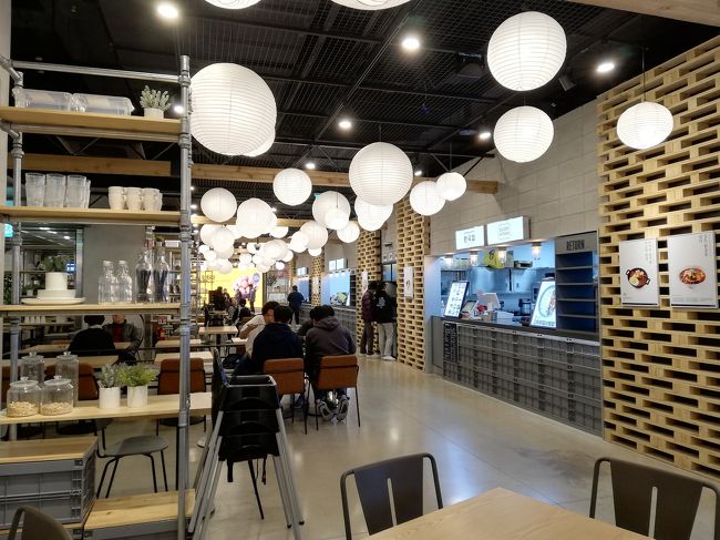 綺麗でおしゃれなフードコートでお昼休憩。