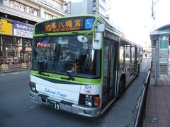 バス停は駅前のロータリーにあるだろうと思ったら大間違い。少し離れたところでした。そんなわけで少々迷いましたが、予定通り8時02分の峯八幡宮行きに乗車。