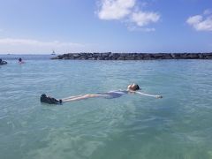 クヒオビーチ、フラステージ前辺りの防波堤内でプカリ
ここに浸かったのはいつぶりだったか。。。
暫くは高齢母連れのハワイだったので、フラショー見たり散歩したり
綺麗な景色は眺めてましたが、海に入るのは１０年以上ぶりかな？？
でした。