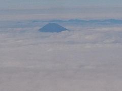 今日の富士山は雲の上にわずかに見えてました。