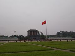 バーティン広場
ホーチミン廟とベトナム国旗