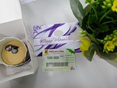 3月8日　国際婦人デーだったので、仕事関係の人からプレゼントをもらいました。スーパーマーケットの商品券と、鉢植えのお花と、ジブラルのケーキです。