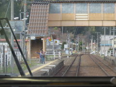 上枝駅
子供たちが手を振っています。