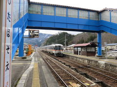 飛騨細江駅で上り特急列車との行き違いを待ちます。