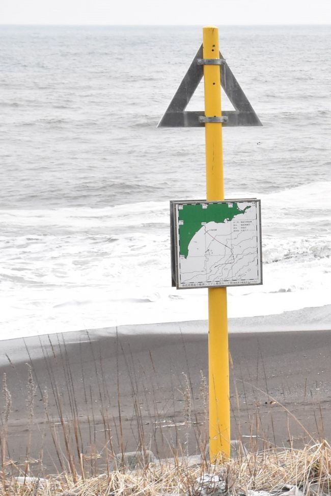 海底地震観測システムの敷設地点（車窓）<br /><br />珍しいものを発見！<br /><br />これは釧路・十勝沖海底地震総合観測システムで、海底地震計3台、津波（水圧）計2台、各種の海底観測用センサを搭載した先端観測装置1台などを約240km長の光海底ケーブルに接続されています。<br /><br />観測データはリアルタイムで陸上局端局装置へ伝送しています。<br />