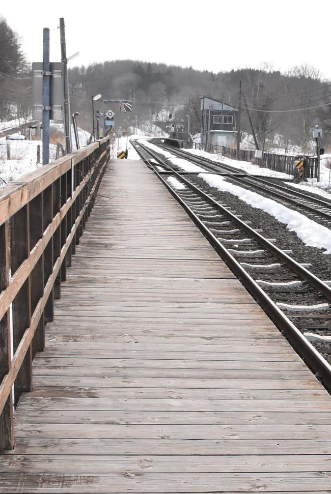 板張りの2番線ホーム（古瀬駅）<br /><br />右側線路のはるか遠くに1番線ホームが見えます。<br /><br />ホームが千鳥配置になっています。<br />
