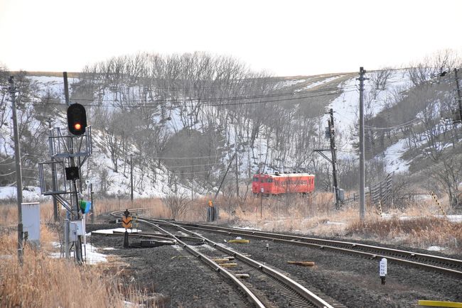 尺別駅を出発する列車<br />
