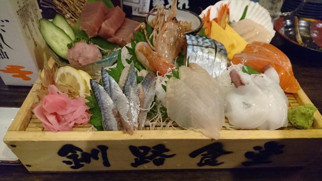 釧路の夕食<br /><br />夕食は「やん衆居酒屋釧路食堂」末広店。<br /><br />びっくりお通しは、あわびの煮つけ、またはきゅうりの一本漬け。<br /><br />木箱7点盛り（1946円）を注文。数えてみると7点以上あり、新鮮なお刺身を味わうことができました。<br /><br />昨日と今日で、廃止になる3駅（初田牛、直別、尺別）とお別れできました。<br />