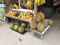ホワイトビーチで売られているフルーツ・・・果物の王様ドリアン・マンゴー・バナナ