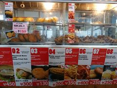 昼食は1階の売店で。
網走バーガーやえぞ鹿フランク・いもかぼ団子など、見慣れないメニューがあります。
