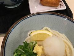 舞浜駅に着いて時刻は14時半。
さすがに空腹過ぎます。
暑さでなかなか食欲と食べるという作業の意欲が同列にならなかったんですが、
冷たいおうどんなら…
と話がまとまり、

駅すぐそばのイクスピアリの中の
フードコート内いち膳屋というお店で普通に冷たいおうどんを。

生き返ります。