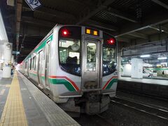 仙台では到着と同時刻に次の列車が出発するダイヤ。もしかしたら乗り継げる？　と思ったものの、普通に無理でした。
いやあ、ちょっとダイヤ考えてほしいよなあ。他社の新快速の例を出すまでもなく、JR東日本でも湘南新宿ラインや上野東京ラインなど都市部直通に力を入れてるじゃないですか。仙台を通り抜ける需要ってそんなにないんでしょうけど……。