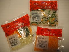 一度ホテルに戻って荷物をさらに預けて、また自転車で出発！
マックスバリュやいま店へ向かいます。

カット野菜のゴーヤーチャンプルー用、にんじんシリシリー、パパイヤチャンプルー用を購入。便利！
それから、県内産牛肉、ステーキソース、じゅーしーのもと、ツナ缶なども購入。

隣のダイソーでキッチンペーパー、割りばし、紙皿も。

けっこうな荷物になりましたが、エコバッグ持参でしたので袋が破れる心配もなく快適に移動できました。

ここでホテルにチェックイン！
冷蔵品を冷蔵庫にしまって、もう一度自転車で出発。
ブルーカフェ石垣島でパンを、コンビニで飲み物を購入して、ようやくホテルに落ち着きました。

また焼けた気がする・・・