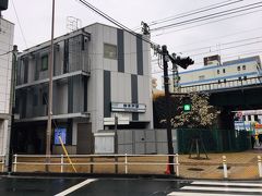 東神奈川駅に全員揃い、９：００頃スタートしました。

これは、京浜急行「仲木戸」駅。
駅名は、「江戸時代に、将軍が京都へ行く時や鷹狩りをする時などに利用する『御殿』と呼ばれた宿泊施設があり、この神奈川宿にも、『神奈川御殿』というものがありました。そして、御殿を警護する目的で、周りを囲んでいた木の板が『仲木戸』と呼ばれていたことに由来します。

京急本社は、仲木戸駅が、ＪＲ東神奈川駅と隣接していながら、駅名が異なることで乗り換え可能な駅として利用者に十分に認知されていないことから、「京急」を冠したうえで「京急東神奈川駅」とし、乗り間違いを防ぎつつ利便性を高めこととし、2020年3月に駅名を変更することを発表しています。
同じく、「花月園前」駅は、かつて東洋一の遊園地として、その後は競輪場としてにぎわいを見せた「花月園」が2010年に閉場したことや、駅から徒歩7分で、曹洞宗大本山として全国に知られている「總持寺」を駅名に入れて「花月総持寺駅」とし、地域活性化につなげること理由として駅名が変更されます。
	　