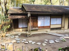 「蓮華院」。
1917年（大正6年）に三渓の建築で貸出施設です。
土間の中央にある太い円柱と、その脇の壁にはめ込まれている格子は、宇治平等院鳳凰堂の古材と伝えられています。