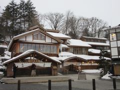 草津の日帰り温泉と言えば

草津の日帰り温泉と言えば
・内湯・露天風呂・休憩所がありトータルバランスに優れた「大滝乃湯」
・日本最大級の露天風呂がある「西の河原の露天風呂」
・施設的には一番新しい湯畑前の「御座之湯」

と個性ある3施設が有名です（他にも無料の外湯が多数あり）

今回、まだ一度も入った事のない御座之湯に入ろうかとも思ったのですが、露天風呂好きの私としては、露天風呂が無い御座之湯は今回もやはり落選
西の河原の「西の河原の露天風呂」露天風呂は大きいが洗い場や休憩所無し

色々悩んだ挙句、内湯・露天風呂・休憩所がありトータルバランスに優れた「大滝乃湯」を利用する事としました