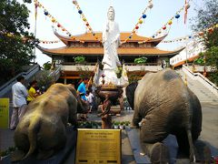 ヴィンギエム寺
大きなサイの背中が出迎えてくれました。

神聖なところ。
写真撮っているのが申し訳ない
皆さん真剣にお祈りしてました。