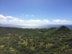 翌朝はダイヤモンドヘッドに登りました。
朝食前に一山登るという無謀な挑戦を一家団結して成し遂げることができました（さほどきつい山でもない）。