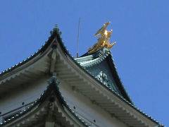 名古屋城の輝く金の鯱。