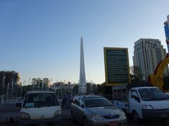 市内中心部に戻ってきた。まだ約束の時間18時まで少しあるからか、ガイドさんが予定になかった観光地に寄ってからホテルに戻りましょう、と提案してくれた。正直少し疲れててもう帰りたい気もしたけど、料金に含まれてるならもったいないから、寄ってもらうことにした。
スーレーパゴダ脇のマハバンドゥーラ公園。駐車場で車を停めてガイドさんに付いて歩く。