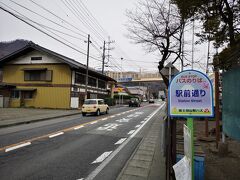 事前に調べておいた駅前の甲州街道沿いにあるセブンイレブンでおにぎりと水を購入し、登山口行きのバスを待つ。