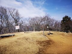 キレイな青空も見えて13:34扇山山頂に到着。