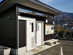 鳥沢駅前の新しくてきれいなトイレ。女性用、男女兼用の個室が各１つ。男子トイレには小便器しか置いて無いようだ。