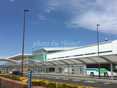 今日も那覇に向け出発。
自宅を出発する直前まで雨が降っていましたが、空港到着時には空の半分がブルーに変わりました。
