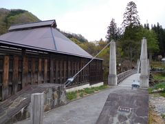 せっかくの白馬。
雄大な景色を堪能できて、春の花も同時に見られる場所へと移動。

ガイドブックやネットの観光サイトなどでも、絶好の景色の場所として紹介されているここ。
大出の吊り橋。
国道406号沿いに駐車場もあり、車を停めて周囲を散策。