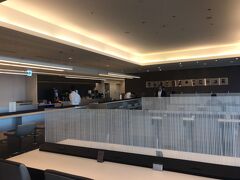 ANA LOUNGE（本館南)です。
便が重なっていたせいか混んでいましたが、入り口から遠かったり、ドリンクコーナーから遠いエリアは空いていました。