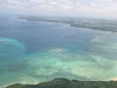 揺れることなく穏やかなフライトで気が付けば宮古島上空
天候に恵まれて真っ青な空と宮古ブルーの海に感動！
機内の窓越しでもこの美しさ！
