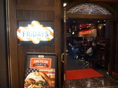 T.G.I FRIDAYS　品川店さん！

店内は満席状態でした。
2分ほど待って席へ！