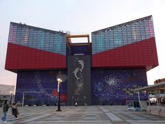 海遊館♪
沖縄に行くけど、美ら海水族館は港から遠すぎて行けないから、ここでジンベイザメを見て行こう。