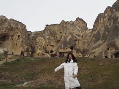 第2スポット：ギョレメ野外博物館（Goreme Open Air Museum）

ここを簡単に解説。
・1985年に世界遺産に登録
・岩窟教会、聖堂、修道院で構成されている
・9世紀ごろから強まったイスラム教徒の圧迫から逃れるために岩を削った洞窟に教会や修道院を造ったといわれている
・岩の内部にはフレスコ画描かれている
（フレスコ画：漆喰を壁に塗り、それの乾かないうちに水性の絵の具で直に絵を描く）
・新約聖書の絵が描かれている