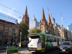 フリンダースストリート駅前から見た、セントポール大聖堂。