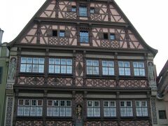 晩ごはんはこちら、美しい木組みの4つ星ホテル≪Hotel Deutsches Haus≫ 町最古、1440年頃に建てられたルネサンス様式、木造7層の建物。