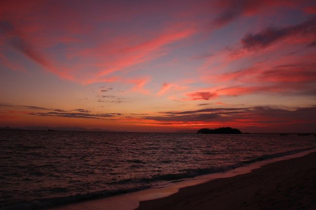 ☆Morning-glow of Sunrise Beach @ Koh Lipe Thai<br /><br /><br />201９年2月16日(月)<br /><br />この日もサンライズビーチのAndaman Resort前に日の出を見に出向きました。<br />