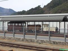 王滝森林鉄道で使用されていた小型ディーゼル機関車等が上松駅西側に展示されています。